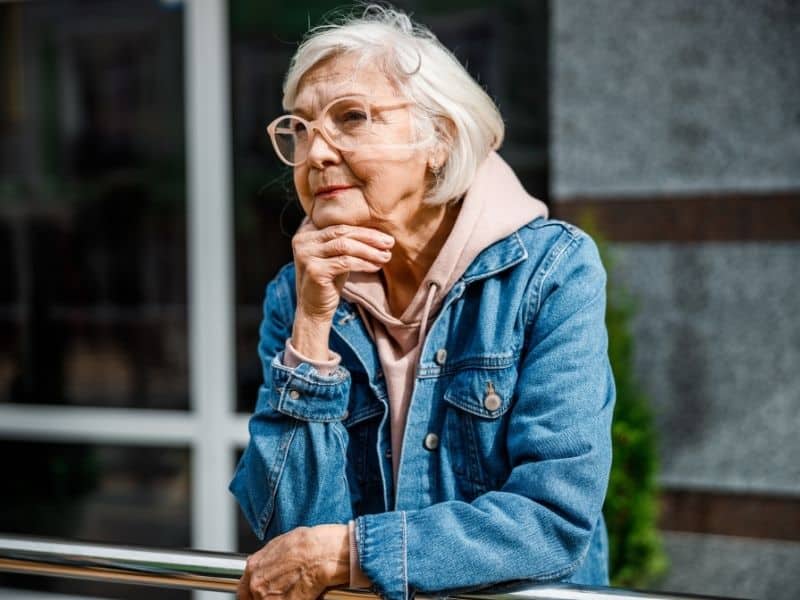 assisted living advisor Tacoma WA supporting senior woman as she considers housing options